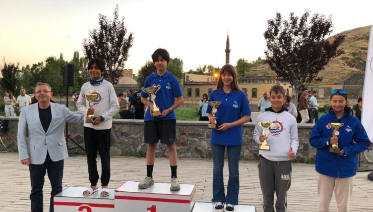 Vali Ziya Polat, Anadolu Yelken Ligi Kars Optimist Yarışları’nda dereceye giren sporculara ödüllerini verdi – Birlik Haber Ajansı
