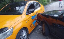 Tehlikeli yokuşta kaza: Tofaş ve taksi çarpıştı – Birlik Haber Ajansı