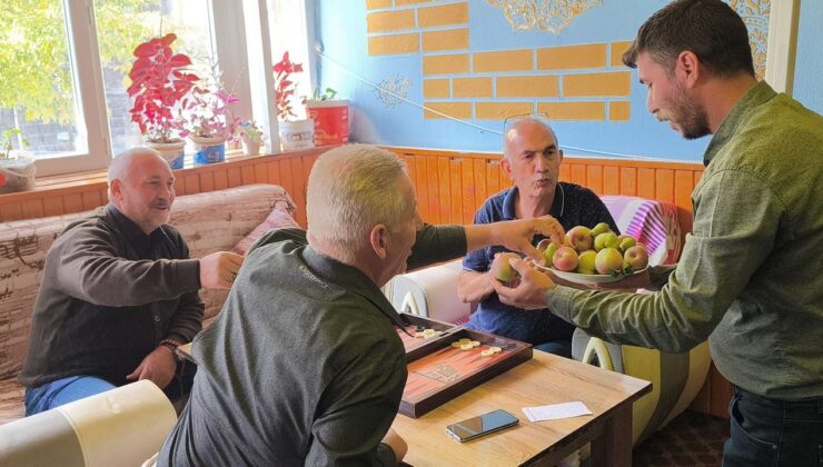 İşyerinde Meyve Ağacından aldığı hasadı müşterilerine ikram etti – Birlik Haber Ajansı