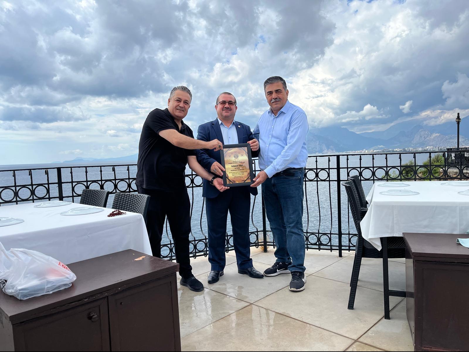 ANTALYA’YA DEĞER KATAN İŞ İNSANI İHSAN ÜRE’YE ANLAMLI ÖDÜL