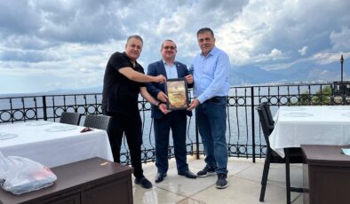 ANTALYA’YA DEĞER KATAN İŞ İNSANI İHSAN ÜRE’YE ANLAMLI ÖDÜL