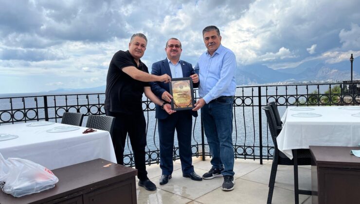 ANTALYA’YA DEĞER KATAN İŞ İNSANI İHSAN ÜRE’YE ANLAMLI ÖDÜL