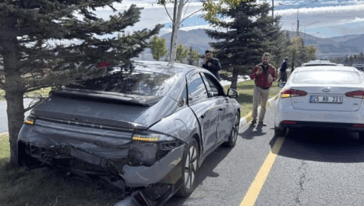 Anahtar Parti konvoyu Erzurum’da kaza yaptı