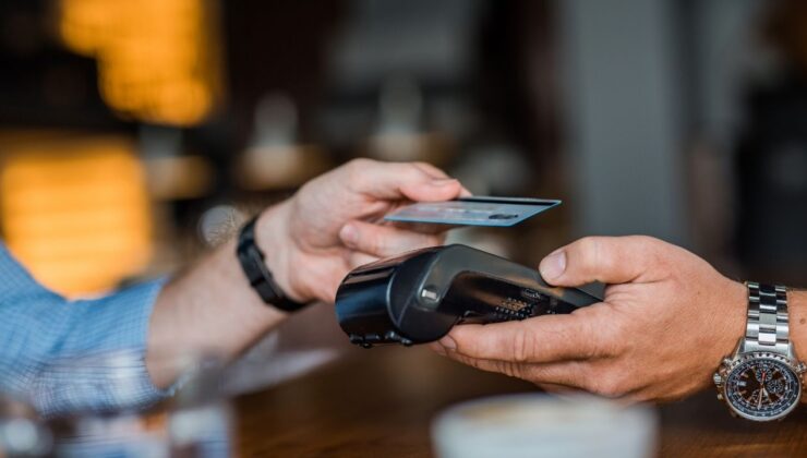 İzmir’de ortalama her yetişkinin üzerinde 100 bin lira borç var! – Birlik Haber Ajansı